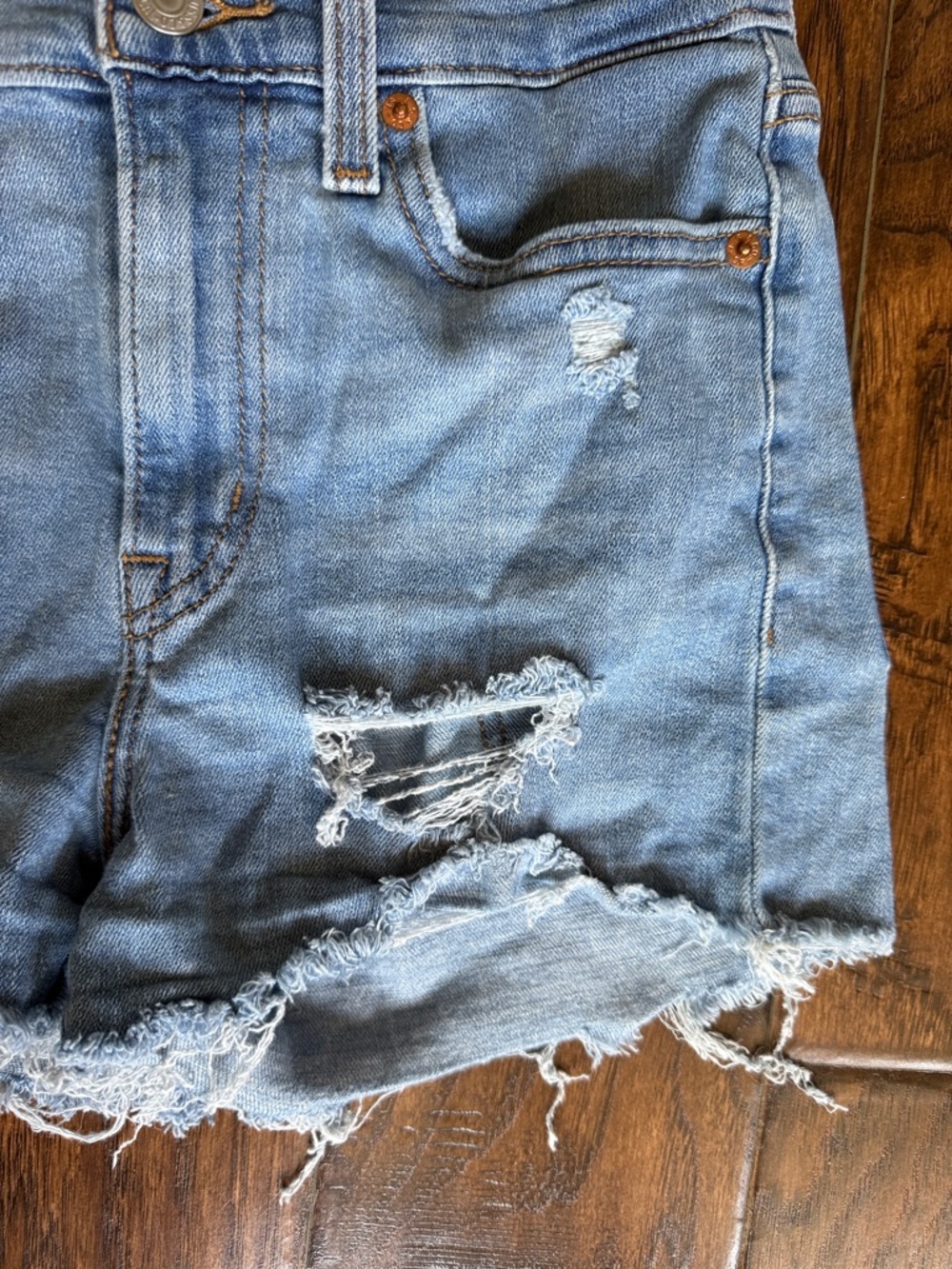 Levi’s Distressed Light Blue Denim Women’s Shorts, size 25 - Picture 2 of 6